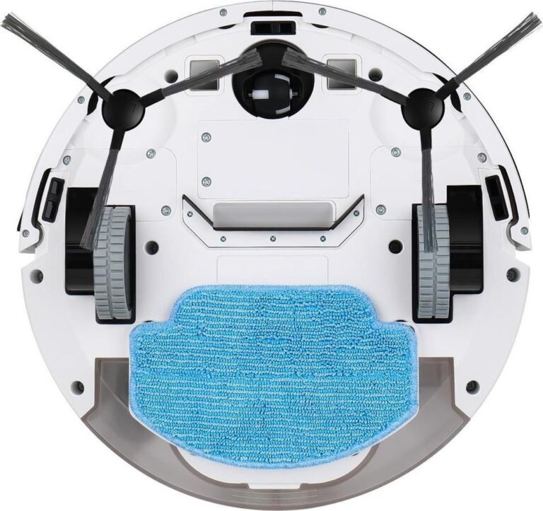 Afbeelding van de onderkant van een robotstofzuiger, met zichtbare borstels en een blauw schoonmaakpad. De stofzuiger is ontworpen voor het automatisch reinigen van vloeren en is uitgerust met verschillende accessoires voor efficiënt schoonmaken.