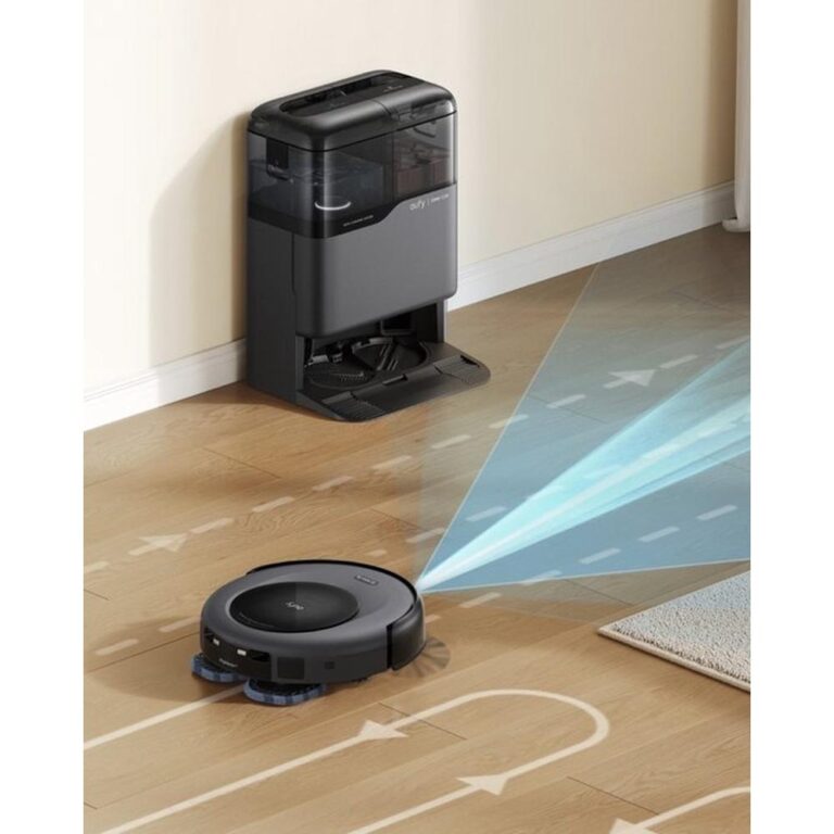 Robotschoonmaker op een houten vloer, met een oplaadstation op de achtergrond. Het apparaat detecteert de omgeving met een lichtstraal en heeft een patroon van bewegingen op de vloer weergegeven.