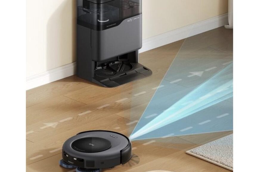 Robotschoonmaker op een houten vloer, met een oplaadstation op de achtergrond. Het apparaat detecteert de omgeving met een lichtstraal en heeft een patroon van bewegingen op de vloer weergegeven.