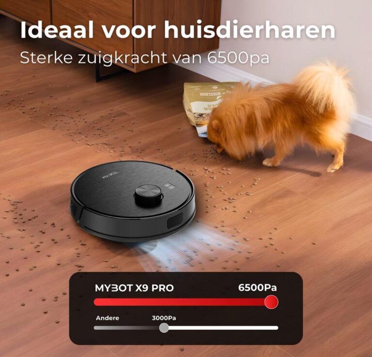 Robotstofzuiger op een houten vloer met huisdierharen en korrels, terwijl een hond in de buurt speelt. De afbeelding benadrukt de sterke zuigkracht van 6500Pa, ideaal voor het reinigen van huisdierenhaar.