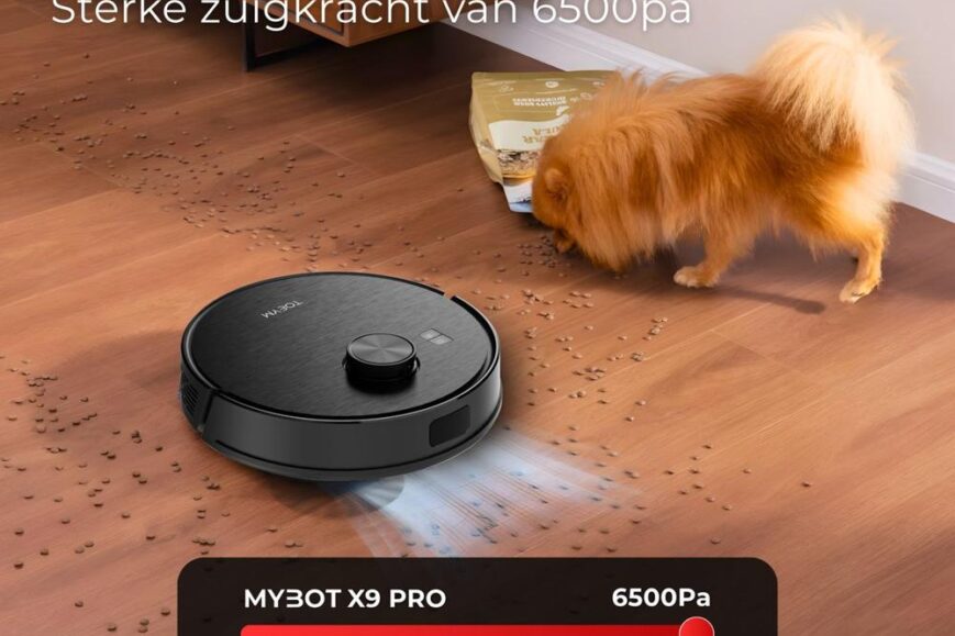 Robotstofzuiger op een houten vloer met huisdierharen en korrels, terwijl een hond in de buurt speelt. De afbeelding benadrukt de sterke zuigkracht van 6500Pa, ideaal voor het reinigen van huisdierenhaar.