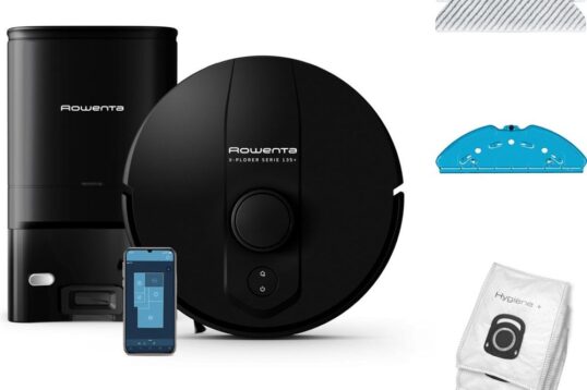 Afbeelding van de Rowenta X-Plorer Serie 135+, een zwarte robotstofzuiger met een smartphone-interfacemogelikjheden. Op de afbeelding zijn ook accessoires te zien, zoals dweilpads en stofzakken, die bij het apparaat horen.