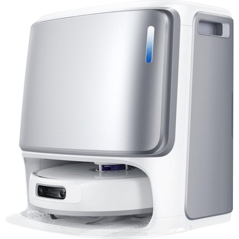 Een stijlvolle robotstofzuiger met een glanzend zilveren ontwerp en een zwarte bedieningspaneel aan de voorkant. Deze afbeelding toont het apparaat van opzij, waardoor de ronde basis en het minimalistische uiterlijk goed zichtbaar zijn.