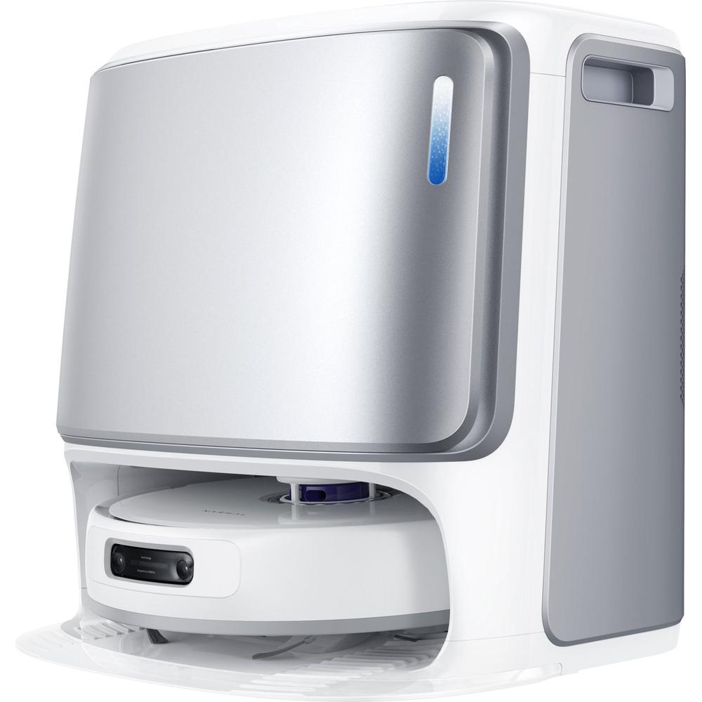 Een stijlvolle robotstofzuiger met een glanzend zilveren ontwerp en een zwarte bedieningspaneel aan de voorkant. Deze afbeelding toont het apparaat van opzij, waardoor de ronde basis en het minimalistische uiterlijk goed zichtbaar zijn.