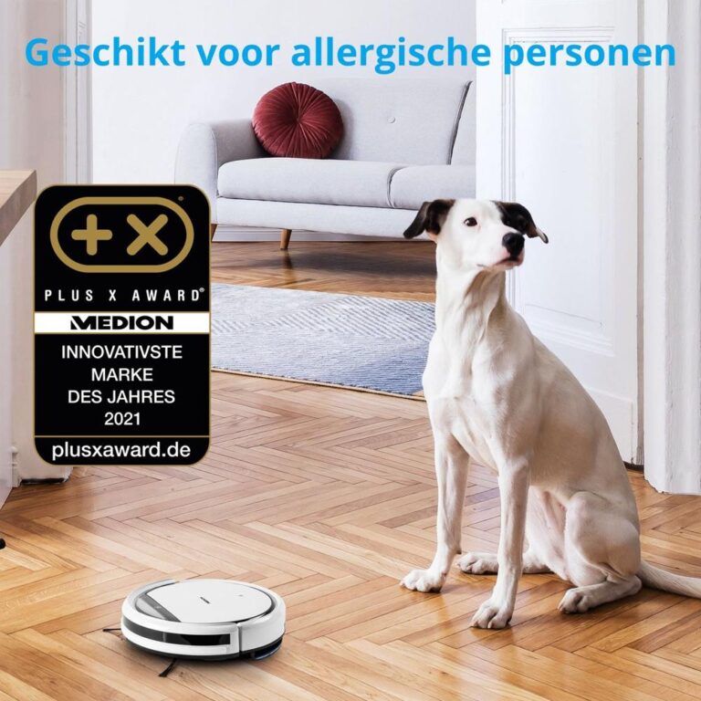 Een witte robotstofzuiger staat op een houten vloer terwijl een hond nieuwsgierig kijkt. Boven de afbeelding staat een tekst die aangeeft dat het product geschikt is voor allergische personen, met een Plus X Award-label dat de innovatie benadrukt.