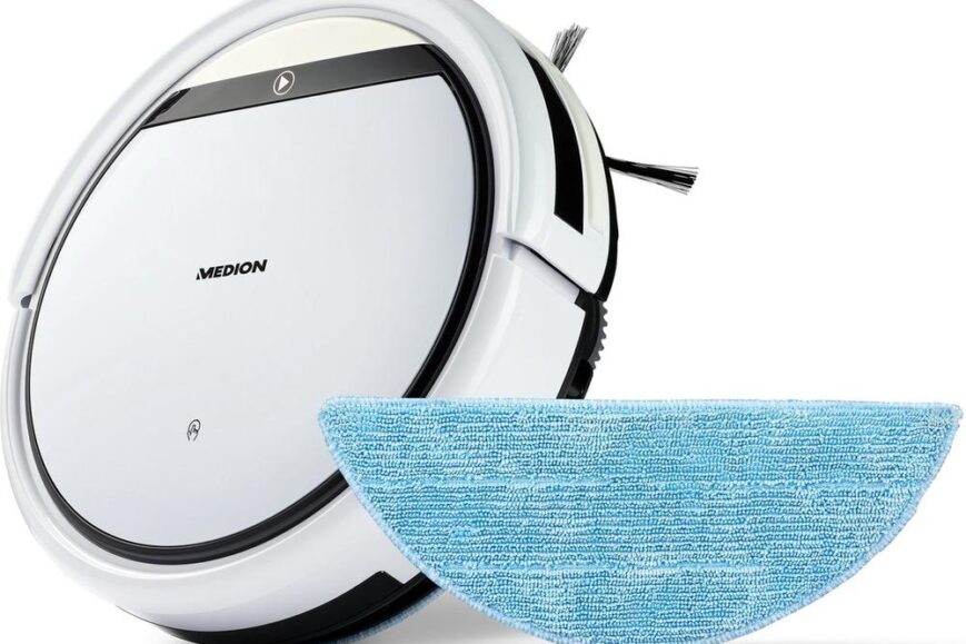 Een witte robotstofzuiger met een rond ontwerp staat naast een blaasdoek in lichtblauw. De stofzuiger heeft een verwisselbaar borsteltje en een knop aan de bovenkant voor bediening.