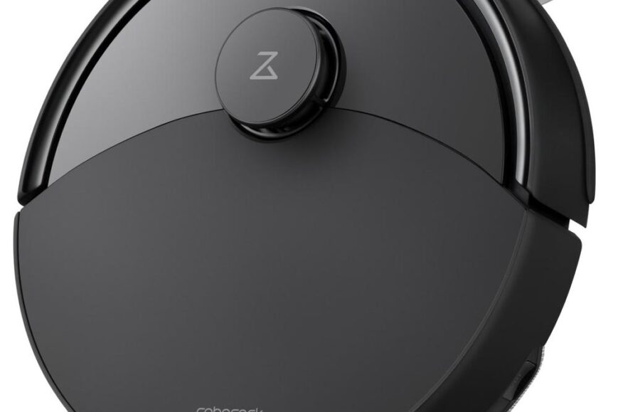 Zwarte robotstofzuiger met een gladde, ronde vorm en een centrale knop aan de bovenkant. Het apparaat is ontworpen voor efficiënte schoonmaakwerkzaamheden in huis en is zichtbaar van dichtbij in de afbeelding.