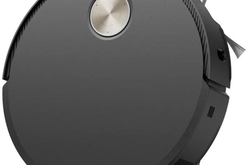 Zwarte robotstofzuiger met een glanzend oppervlak en een centraal bedieningspaneel, ontworpen voor efficiënte stofverwijdering. De stofzuiger heeft zijborstels voor het reinigen van hoeken en randen in huis.