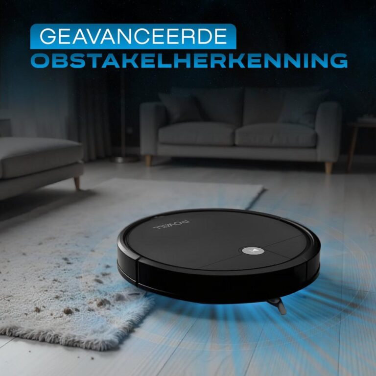 Een zwarte robotstofzuiger staat op een houten vloer naast een vloerkleed met zichtbare vuilresten. De afbeelding benadrukt de functie van geavanceerde obstakelherkenning, met een moderne woonkamer op de achtergrond.