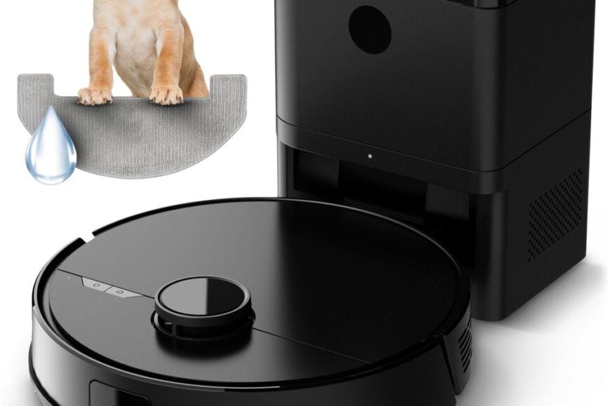 Een zwarte robotstofzuiger staat centraal, met een bijbehorende opvangbak ernaast. Bovenaan is een afbeelding van een blije puppy en een druppel water te zien, wat wijst op het gebruik van het apparaat in een huis met huisdieren.