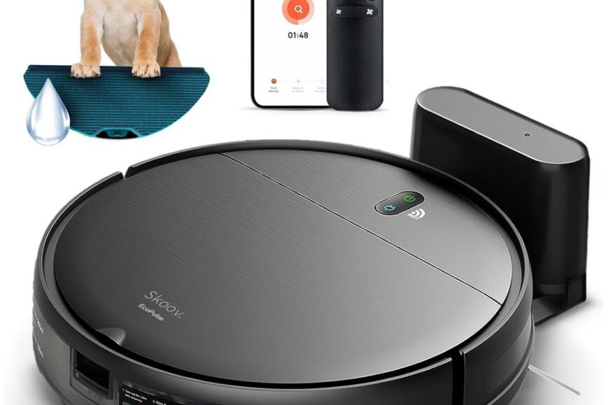 Een zwarte robotstofzuiger staat centraal in de afbeelding, met een smartphone en afstandsbediening erbovenin weergegeven. Een schattige hond staat op een mat met waterdruppels, terwijl de smartphone een verbindingsstatus toont.