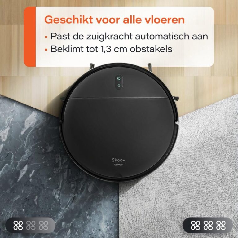 Een zwarte robotstofzuiger staat centraal op de afbeelding en is geplaatst op een overgang tussen verschillende vloertypes, waaronder een houten vloer en een marmeren vloer. Boven de stofzuiger staat een tekst met informatie over de veelzijdigheid en functie, zoals het automatisch aanpassen van de zuigkracht en de mogelijkheid om obstakels tot 1,3 cm te beklimmen.