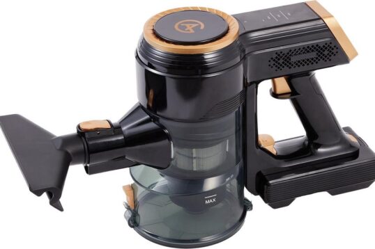 Draagbare zwarte stofzuiger met gouden accenten en transparante stofcontainer. De stofzuiger heeft een ergonomisch ontwerp en een krachtige zuigfunctie, ideaal voor het snel opruimen van kleine rommel.