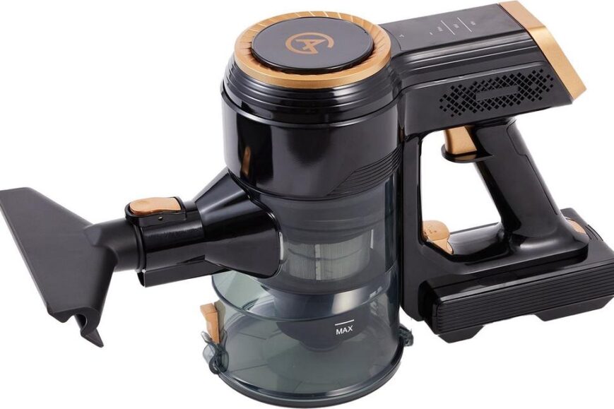 Draagbare zwarte stofzuiger met gouden accenten en transparante stofcontainer. De stofzuiger heeft een ergonomisch ontwerp en een krachtige zuigfunctie, ideaal voor het snel opruimen van kleine rommel.