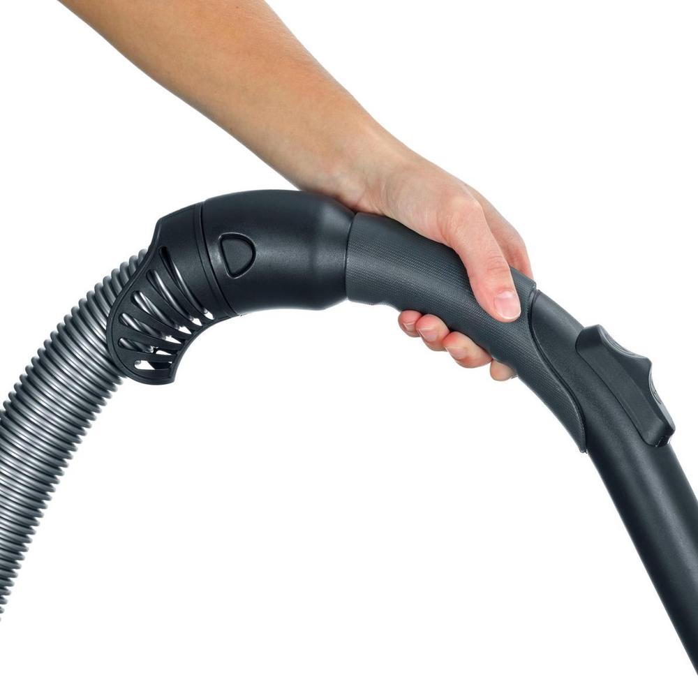 Afbeelding van een hand die de steel van een stofzuiger vasthoudt, met een focus op de ergonomische grip en het flexibele deel van de slang. Deze afbeelding illustreert de gebruiksvriendelijkheid en functionaliteit van de stofzuiger.