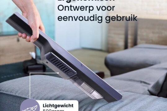 Afbeelding van een handdiepzuiger met een ergonomisch ontwerp, die gemakkelijk wordt vastgehouden terwijl deze boven een bank wordt gehouden. De diepzuiger is lichtgewicht, met een gewicht van 500 gram, wat het gebruik vereenvoudigt.