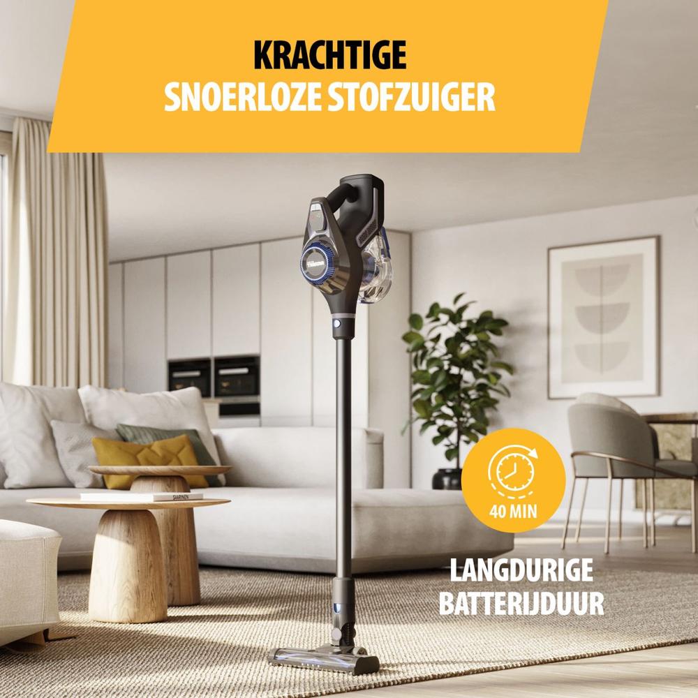 Afbeelding van een krachtige snoerloze stofzuiger in een moderne woonkamer. De stofzuiger is rechtop geplaatst naast een banken met een houten salontafel en planten op de achtergrond, met een focus op de lange batterijduur van 40 minuten.