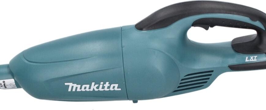Een lichtblauwe Makita stofzuiger met een ergonomisch handvat, ontworpen voor gebruiksgemak en veelzijdigheid. De stofzuiger is compact en geschikt voor zowel binnen- als buitengebruik, perfect voor het opruimen van kleine rommelige gebieden.
