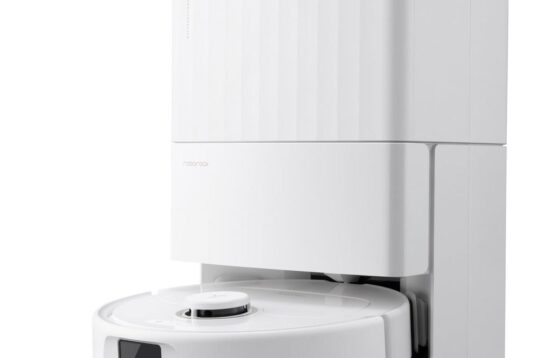 Een moderne robotstofzuiger van het merk Roborock, ontworpen om efficiënt schoon te maken. De stofzuiger is wit en staat in een houder, met een eenvoudige en strakke uitstraling.