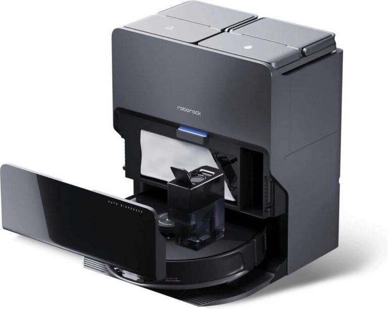 Een moderne robotstofzuiger met een automatisch vulstation, dat zijn functie benadrukt door een geavanceerd ontwerp in zwart met een glanzende afwerking. De afbeelding toont de open la waarin de stofzuiger zijn afval verzamelt, met zichtbaar waterreservoir en een opbergruimte voor accessoires.