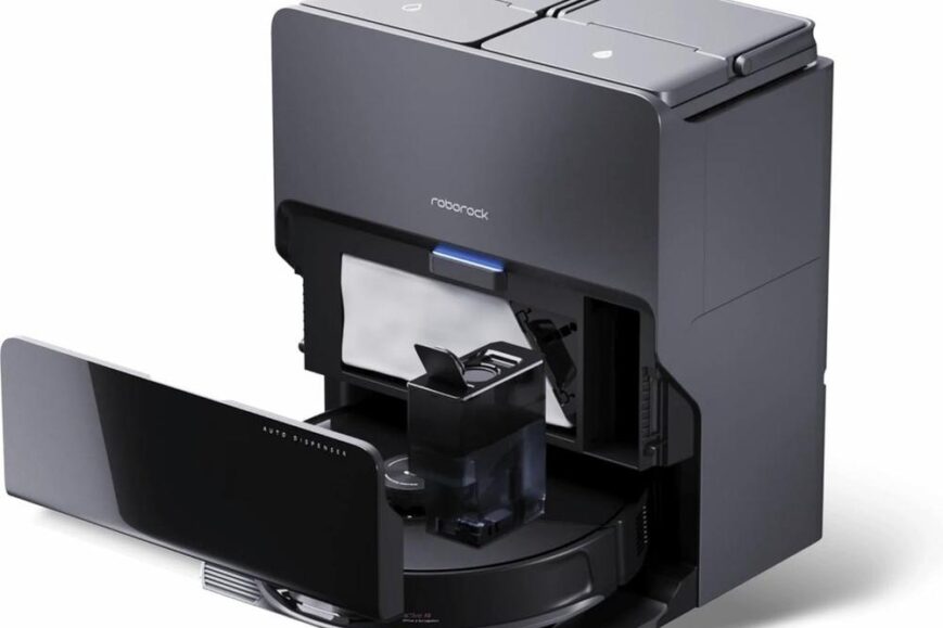 Een moderne robotstofzuiger met een automatisch vulstation, dat zijn functie benadrukt door een geavanceerd ontwerp in zwart met een glanzende afwerking. De afbeelding toont de open la waarin de stofzuiger zijn afval verzamelt, met zichtbaar waterreservoir en een opbergruimte voor accessoires.