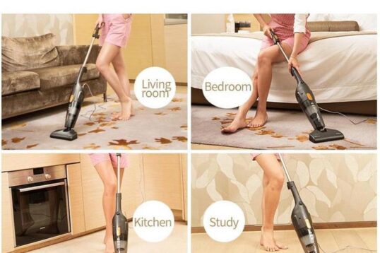Afbeelding van een verticale stofzuiger in gebruik in verschillende kamers van een huis, waaronder de woonkamer, slaapkamer, keuken en studeerkamer. De stofzuiger wordt vastgehouden door een vrouw die in casual kleding staat, terwijl ze verschillende vloertypen schoonmaakt.