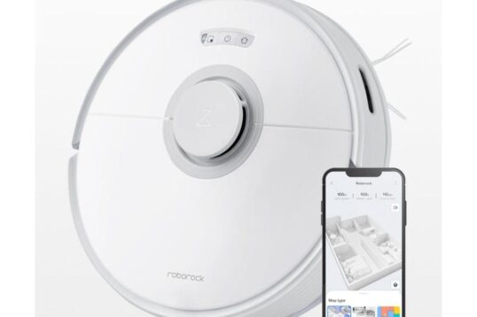 Een witte robotstofzuiger van Roborock staat naast een smartphone waarop een overzicht van de schoonmaakstatus te zien is. De afbeelding toont zowel het apparaat als de bijbehorende app, wat aangeeft dat de robot eenvoudig kan worden bediend via mobiel.