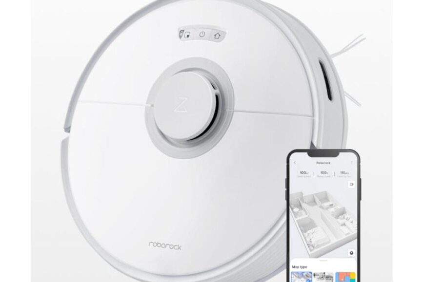 Een witte robotstofzuiger van Roborock staat naast een smartphone waarop een overzicht van de schoonmaakstatus te zien is. De afbeelding toont zowel het apparaat als de bijbehorende app, wat aangeeft dat de robot eenvoudig kan worden bediend via mobiel.