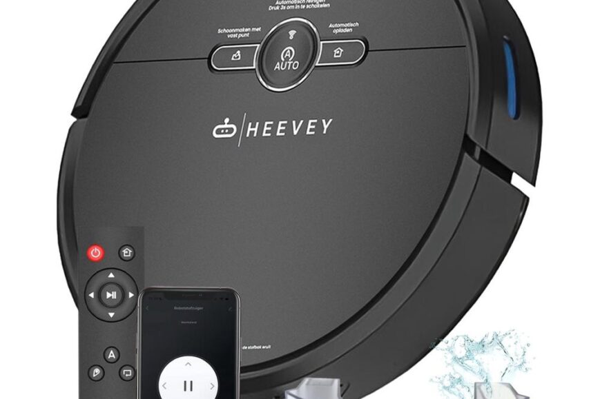 Zwarte robotstofzuiger van het merk Heevey met een afstandsbediening en smartphone-app voor controle. De afbeelding toont ook een schoonmaakaccessoire voor het dweilen van harde vloeren, met water zichtbaar in de tank.