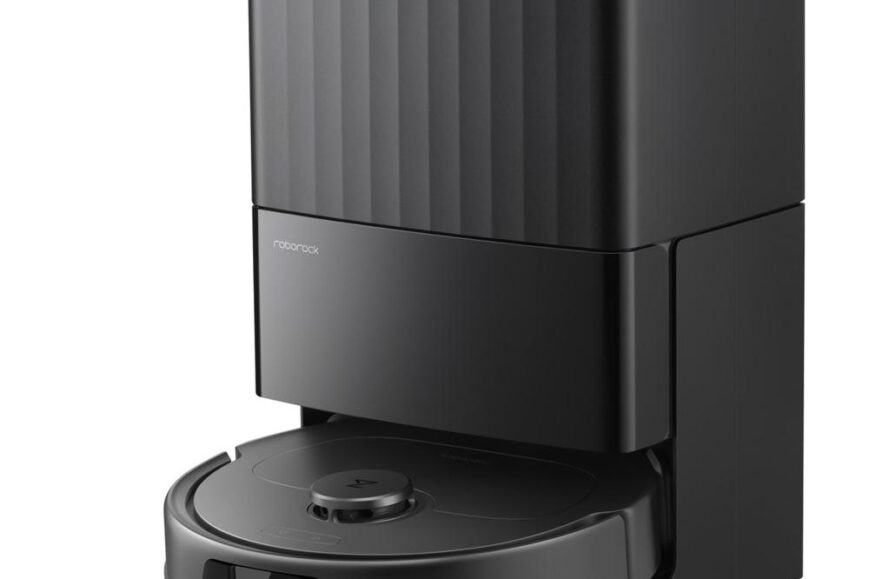 Een zwarte robotstofzuiger met een opruimstation, ontworpen voor automatische stofafzuiging. Het apparaat heeft een modern, gestroomlijnd ontwerp en een ronde vorm voor efficiënte reiniging.