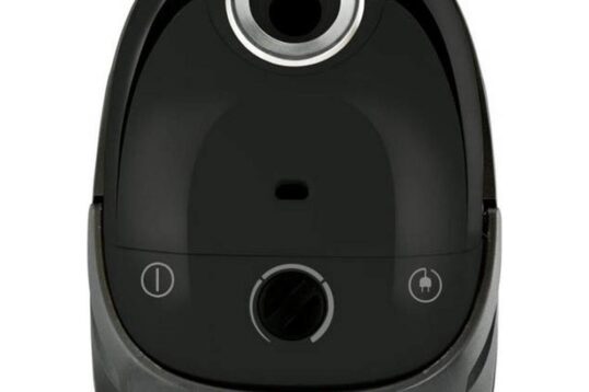 Zwarte stofzuiger met een gladde afwerking, weergegeven vanuit een frontaal perspectief. De stofzuiger heeft duidelijke knoppen voor aan/uit en instellingen, met een ronde stofzuigmond aan de bovenkant.