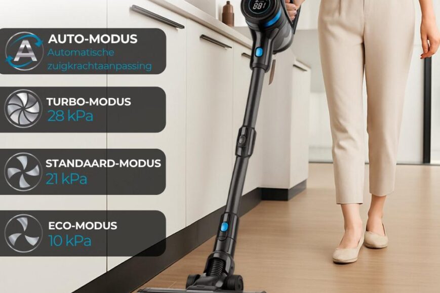 Draadloze stofzuiger in gebruik door een vrouw, weergegeven naast een keukenmeubel. Informatie over de stofzuiger's drie snelheden en zuigkrachtmodi is aanwezig in de afbeelding.