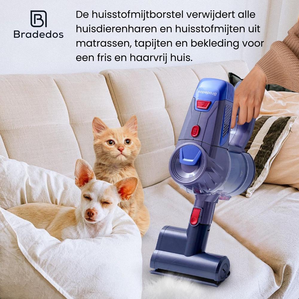 Afbeelding van een handstofzuiger met een speciale huisstofmijtborstel, geplaatst op een bank naast een kat en een hond. De stofzuiger is ontworpen om huisdierenhaar en huisstofmijten effectief te verwijderen voor een schoon en haarvrij huis.