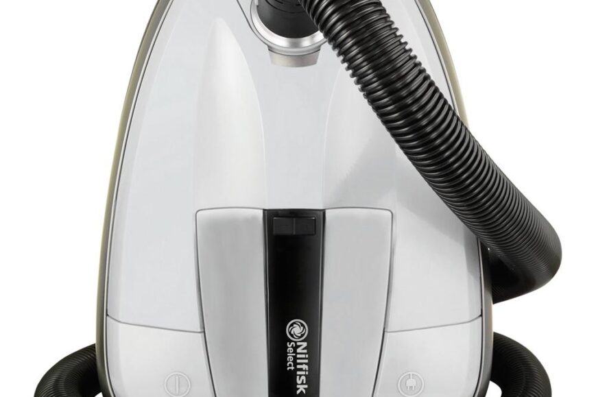 Afbeelding van een Nilfisk Select stofzuiger met een zwart flexibele slang en een wit, gestroomlijnd ontwerp. De stofzuiger is van voren gefotografeerd met de slang die aan de bovenkant is bevestigd.