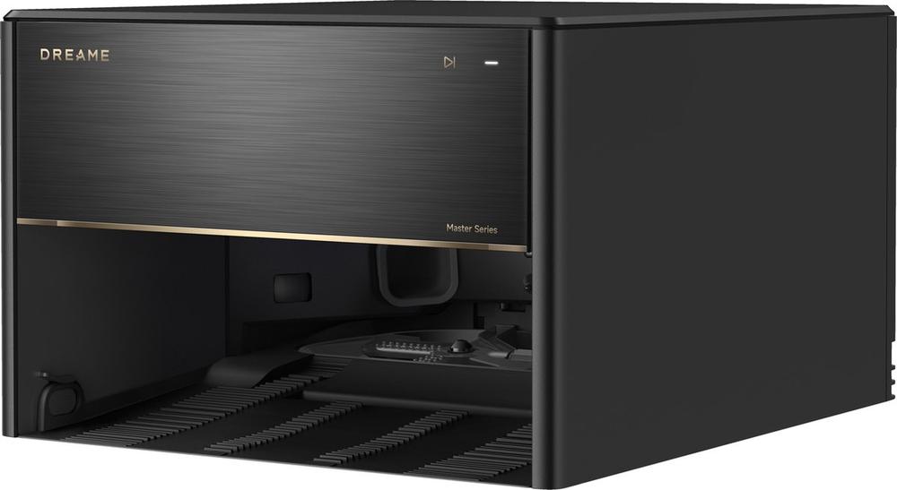 Een zwarte stofzuiger met een moderne uitstraling en een gouden accent, door Dreame. De stofzuiger is gepositioneerd in een hoek en toont het bedieningspaneel en de open klep.