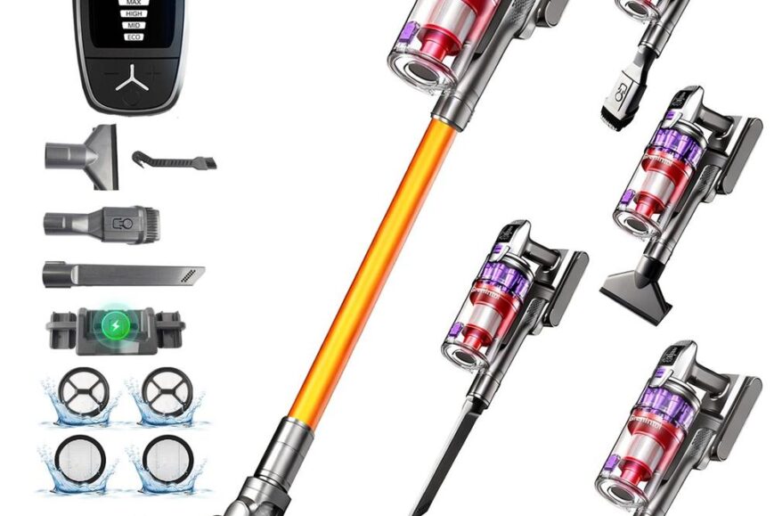 Afbeelding van een draadloze stofzuiger met verschillende opzetstukken en een digitaal display. De stofzuiger is in een verticale positie afgebeeld en is uitgerust met accessoires voor diverse reinigingsbehoeften.
