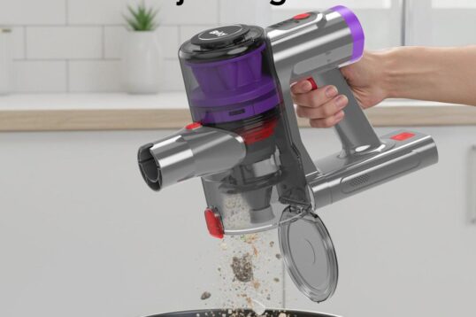 Handheld stofzuiger met een 1,3 L reservoir, in gebruik om vuil in een prullenbak te laten vallen. De gebruiker heeft de stofzuiger in één hand en wijst de mond naar de open prullenbak.