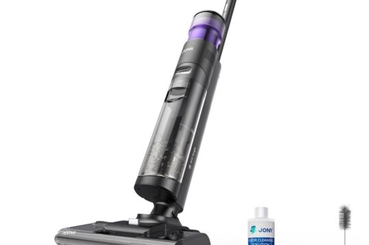 Afbeelding van een moderne, zwarte vloerreiniger met een doorzichtige opvangtank, uitgerust met een schone rolborstel. Naast de stofzuiger liggen een fles vloerreinigingsoplossing, een vervangbaar filter en een schoonmaakborstel.