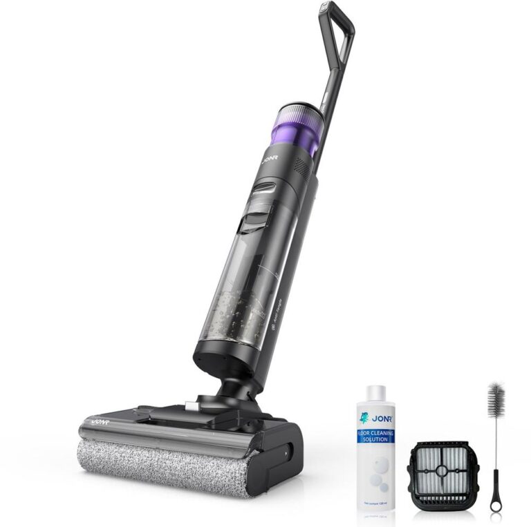 Afbeelding van een moderne, zwarte vloerreiniger met een doorzichtige opvangtank, uitgerust met een schone rolborstel. Naast de stofzuiger liggen een fles vloerreinigingsoplossing, een vervangbaar filter en een schoonmaakborstel.