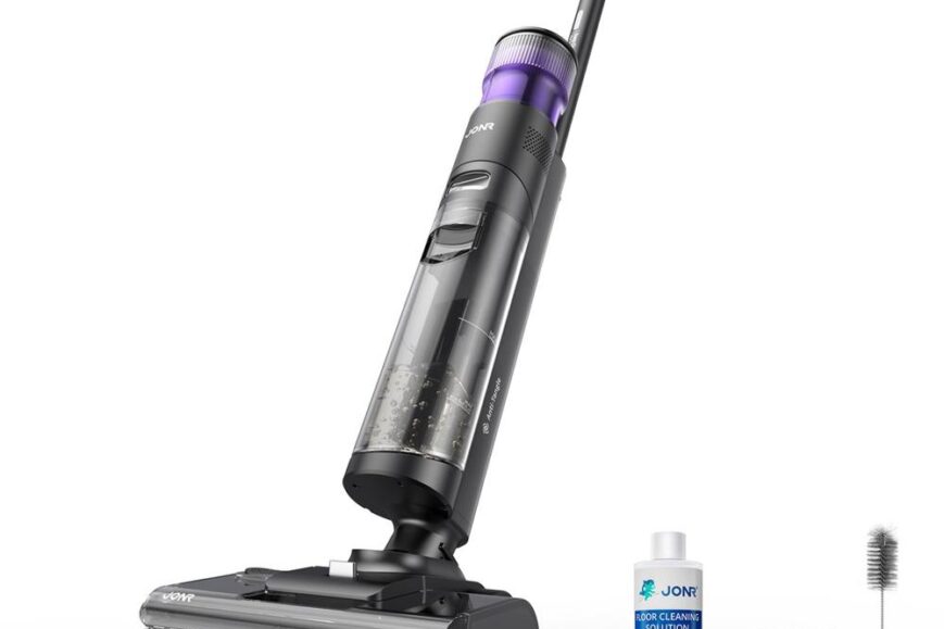 Afbeelding van een moderne, zwarte vloerreiniger met een doorzichtige opvangtank, uitgerust met een schone rolborstel. Naast de stofzuiger liggen een fles vloerreinigingsoplossing, een vervangbaar filter en een schoonmaakborstel.