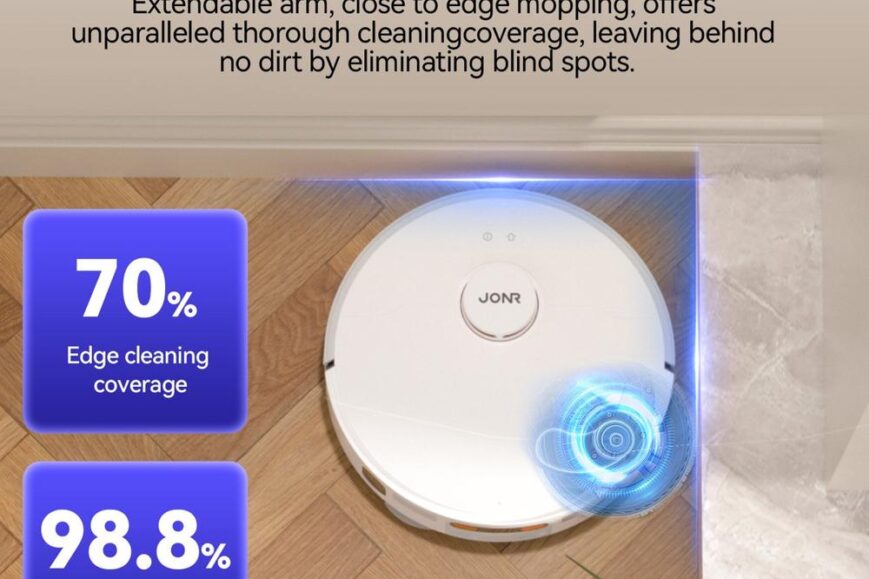 Een robotstofzuiger met een uitbreidbare arm staat in de hoek van een kamer, gericht op het schoonmaken van de vloer. Op de afbeelding zijn informatiekaarten zichtbaar, die een edge cleaning coverage van 70% en een uitgebreide edge coverage van 98,8% benadrukken.