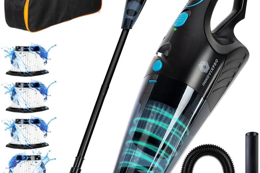 Afbeelding van een zwart en blauwe handstofzuiger met accessoires, waaronder een verlengbuis en verschillende opzetstukken. Daarnaast zijn er vier waterfilter elementen en een zwarte opbergtas zichtbaar, die samen de veelzijdigheid en functionaliteit van het apparaat benadrukken.