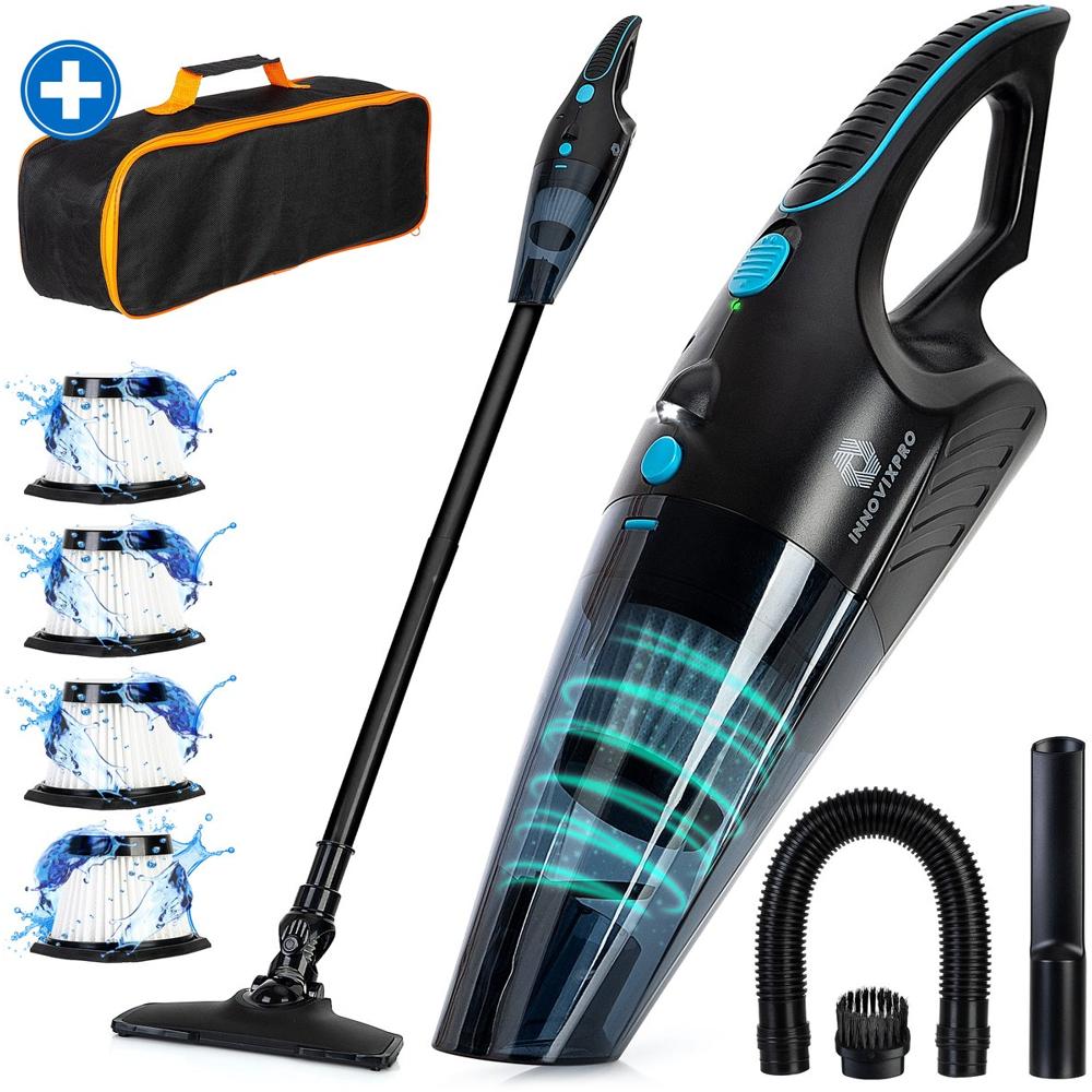 Afbeelding van een zwart en blauwe handstofzuiger met accessoires, waaronder een verlengbuis en verschillende opzetstukken. Daarnaast zijn er vier waterfilter elementen en een zwarte opbergtas zichtbaar, die samen de veelzijdigheid en functionaliteit van het apparaat benadrukken.