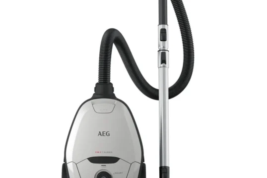 AEG VX82-1-2MG EcoLine stofzuiger met zak in mineral grey, uitgerust met metalen buis en zuigmond.