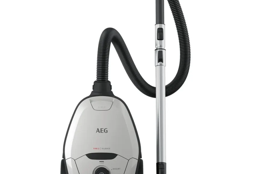 AEG VX82-1-2MG EcoLine stofzuiger met zak in mineral grey, uitgerust met metalen buis en zuigmond.