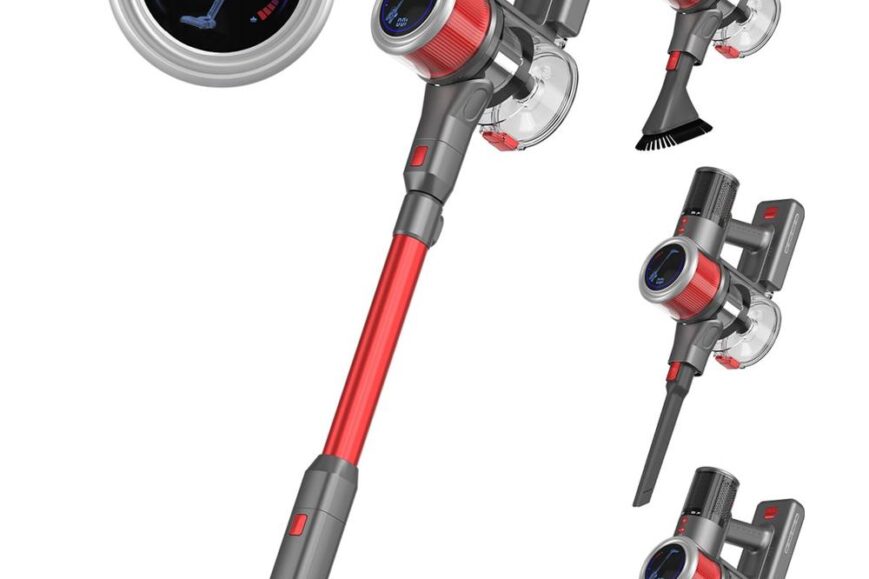 Draadloze stofzuiger met een slim display die de batterijstatus aangeeft, en accessoires voor verschillende schoonmaakbehoeften. De stofzuiger heeft een modern design met een combinatie van grijs en rood en is geschikt voor veelzijdig gebruik in huis.