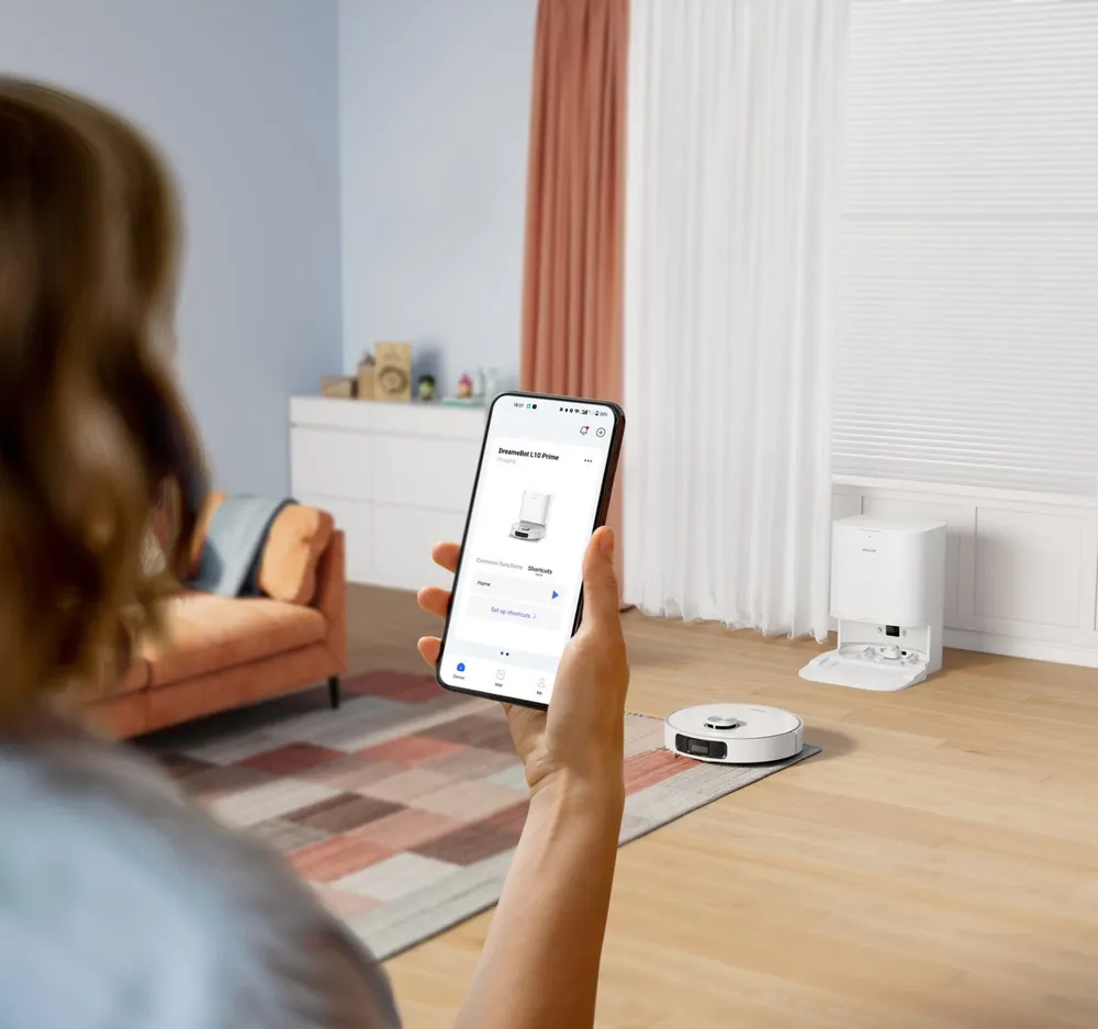 Dreame L10 Prime robotstofzuiger met dweilfunctie in woonkamer, bediend via smartphone app