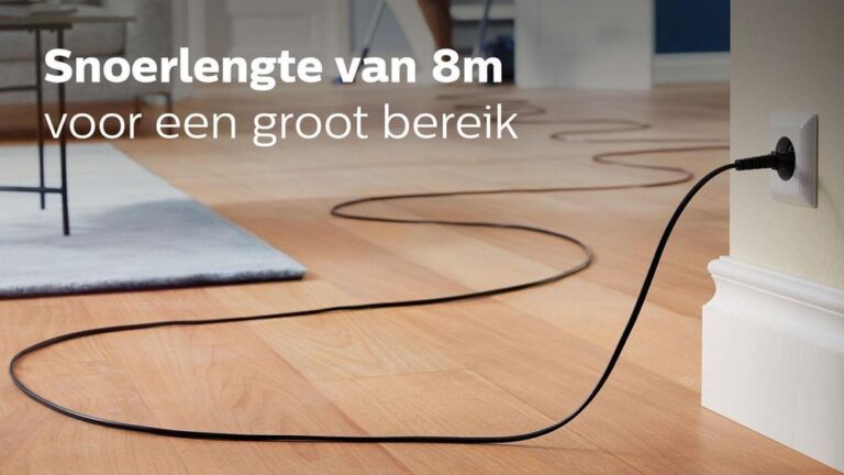 Een lange zwarte stroomkabel van 8 meter is weergegeven, die naar een wandcontactdoos leidt. De kabel ligt op een houten vloer en benadrukt de functionaliteit van een groot bereik voor elektrische apparaten.