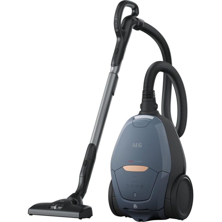 Alt-tag: Een moderne AEG stofzuiger met een slank ontwerp, uitgerust met een lange slang en een brede zuigmond. De stofzuiger heeft een gebruiksvriendelijke interface met knoppen voor verschillende instellingen.