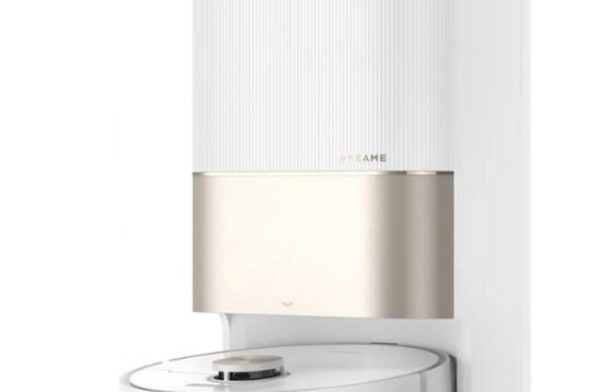 Een moderne robotstofzuiger die is aangesloten op een oplaadstation in een strakke witte en goudkleurige afwerking. De robot is ontworpen voor eenvoudig stofzuigen en onderhoud in huishoudens.